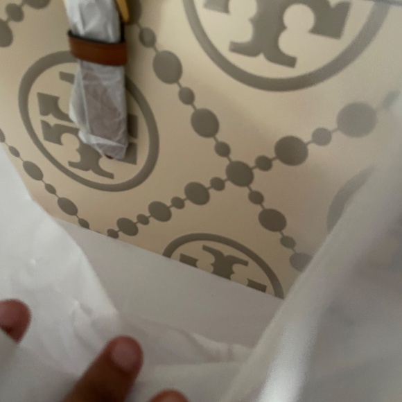 Tory Burch T Monogram Contrast Embossed - Picture 13 of 13